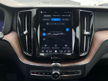 2024 Volvo XC60 - image 23