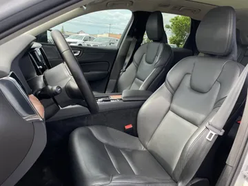 2024 Volvo XC60 - image 3