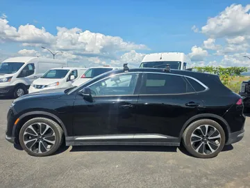 2023 VinFast VF 8 - image 4