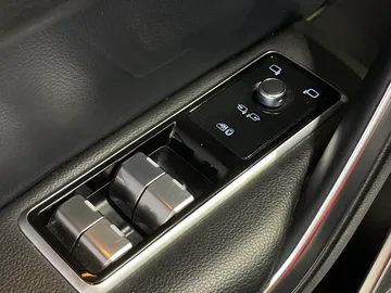 2021 Jaguar F-PACE - image 24