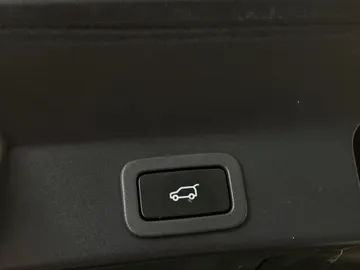 2021 Jaguar F-PACE - image 34