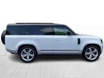 2023 Land Rover Defender - image 2