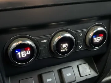 2023 Land Rover Defender - image 29
