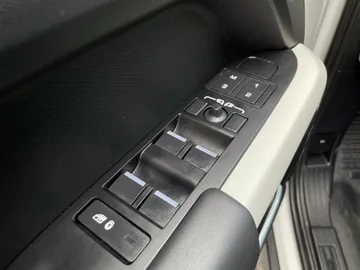2023 Land Rover Defender - image 27