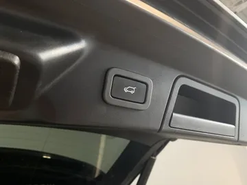 2022 Land Rover Range Rover Velar - image 21