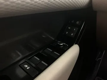2022 Land Rover Range Rover Velar - image 28