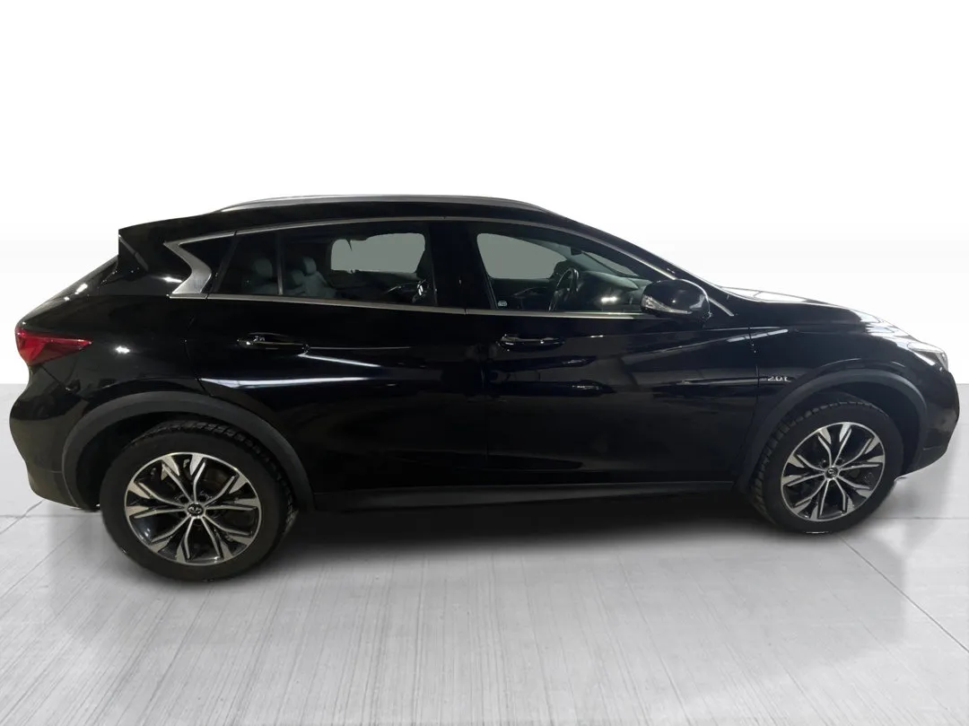 2018 INFINITI QX30 — photo 8