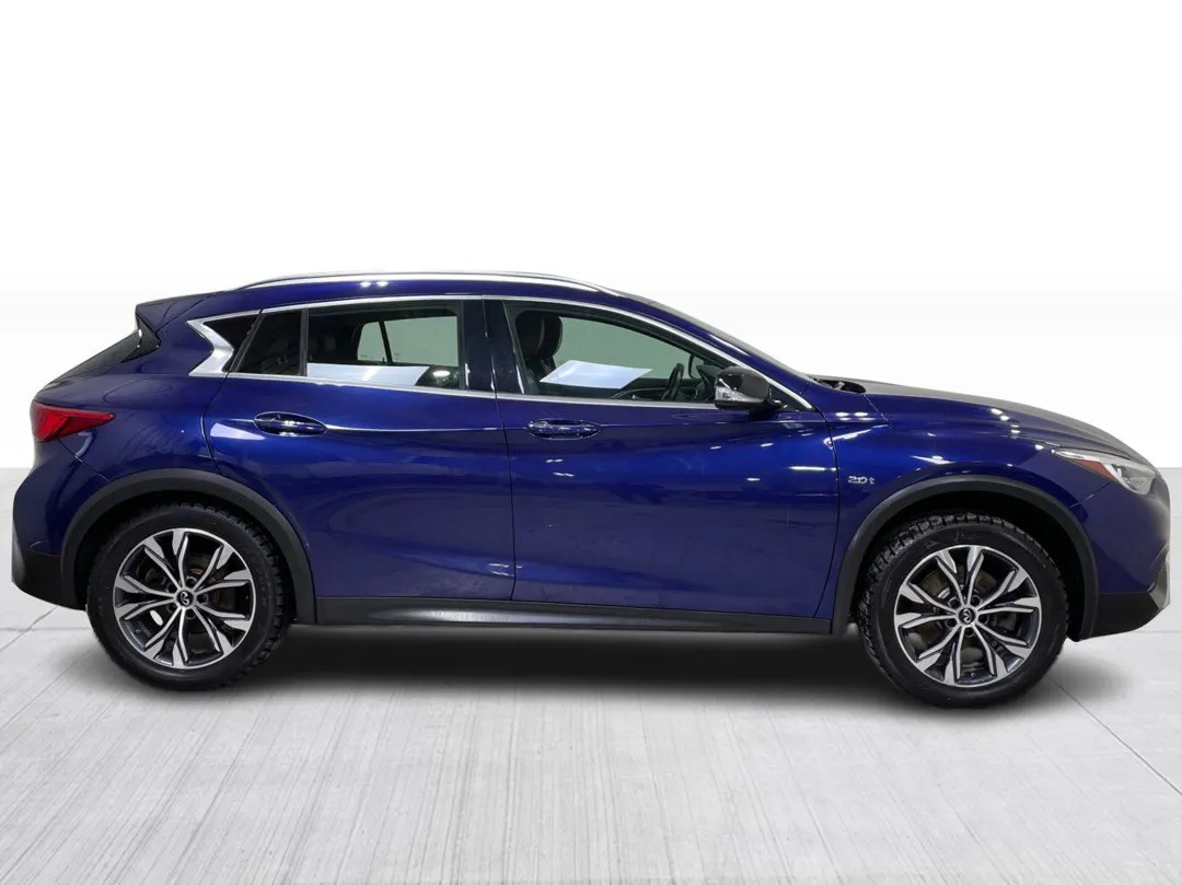 2018 INFINITI QX30 — photo 2