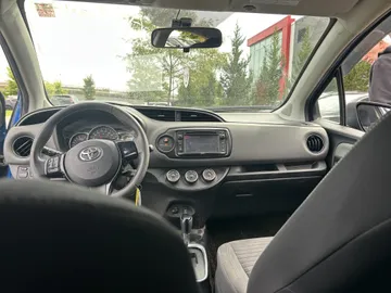 2015 Toyota Yaris - image 9