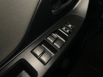 2018 Toyota Yaris - image 21