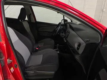2018 Toyota Yaris - image 10