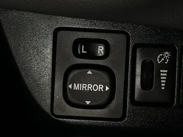 2018 Toyota Yaris - image 22