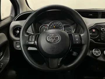2018 Toyota Yaris - image 22