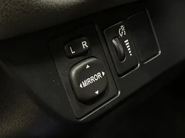 2018 Toyota Yaris - image 18