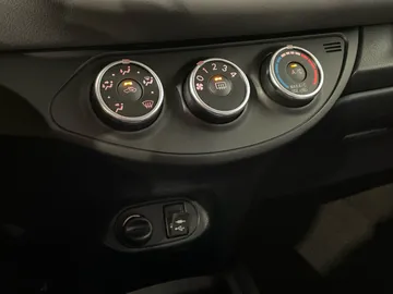 2018 Toyota Yaris - image 17