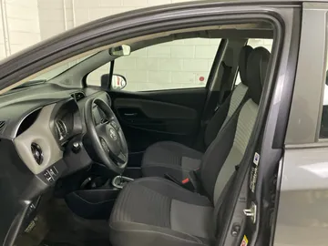 2018 Toyota Yaris - image 3