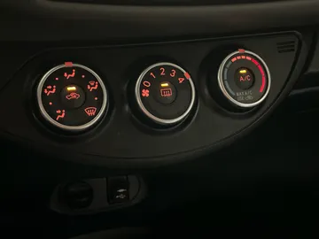 2018 Toyota Yaris - image 18