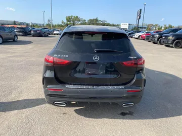 2022 Mercedes-Benz GLA - image 4