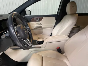 2021 Mercedes-Benz GLA - image 3