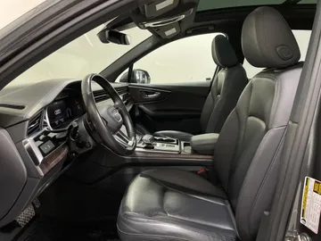 2020 Audi Q7 - image 10