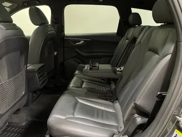 2020 Audi Q7 - image 11