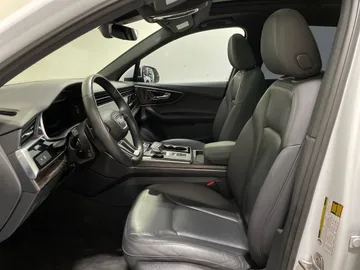 2021 Audi Q7 - image 3