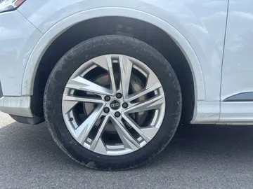 2022 Audi Q7 - image 7