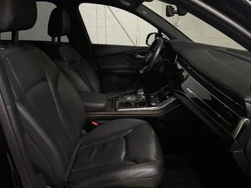 2022 Audi Q7 - image 3