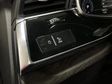 2019 Audi Q8 - image 33