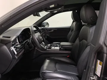 2019 Audi Q8 - image 3