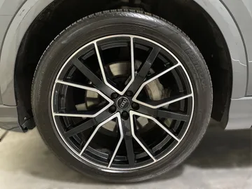 2019 Audi Q8 - image 7