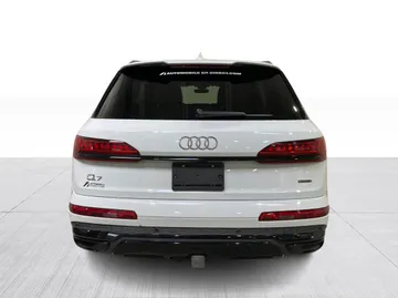 2022 Audi Q7 - image 13