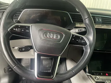 2022 Audi E-tron - image 19