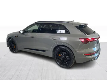 2022 Audi E-tron - image 12