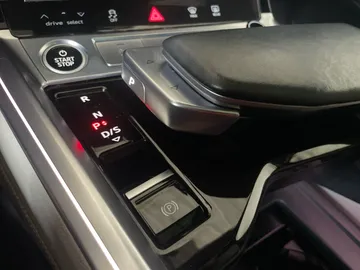 2022 Audi E-tron - image 33