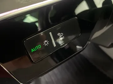 2022 Audi E-tron - image 20