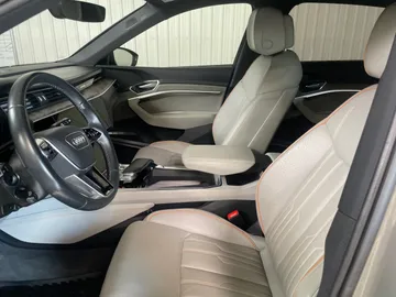 2022 Audi E-tron - image 3