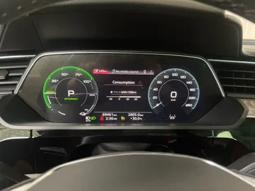2022 Audi E-tron - image 18