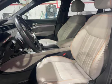 2021 Audi E-tron - image 8