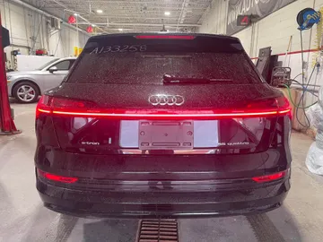 2021 Audi E-tron - image 4