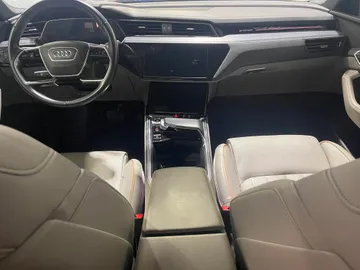 2021 Audi E-tron - image 9