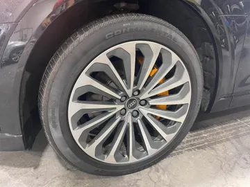 2021 Audi E-tron - image 7