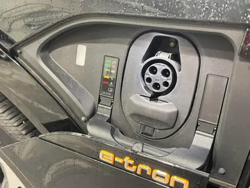 2021 Audi E-tron - image 10