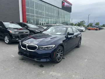 2022 BMW 3 Series - image 3