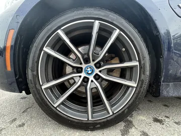 2022 BMW 3 Series - image 7