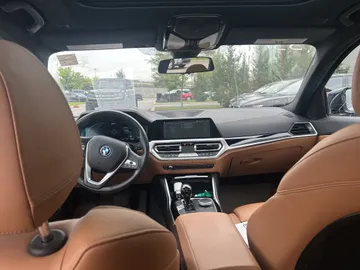 2022 BMW 3 Series - image 9