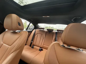 2022 BMW 3 Series - image 8