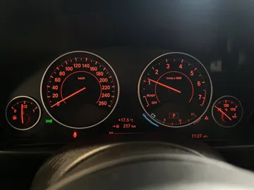 2018 BMW 3 Series - image 17