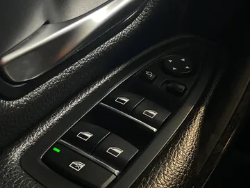 2018 BMW 3 Series - image 26
