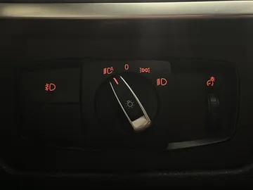 2018 BMW 3 Series - image 19